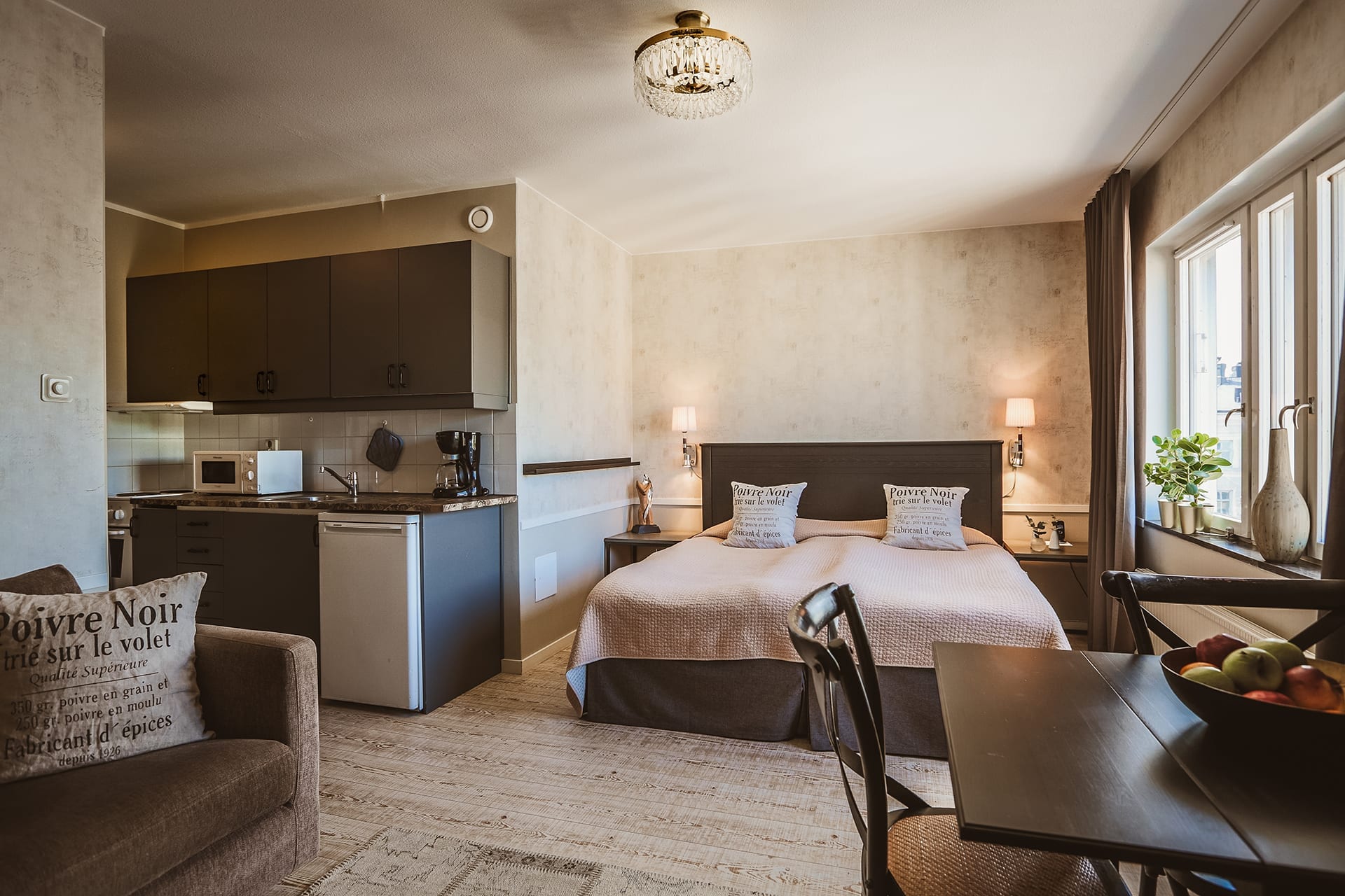 Enrumslägenhet med soffa, dubbelsäng, matplats och pentry