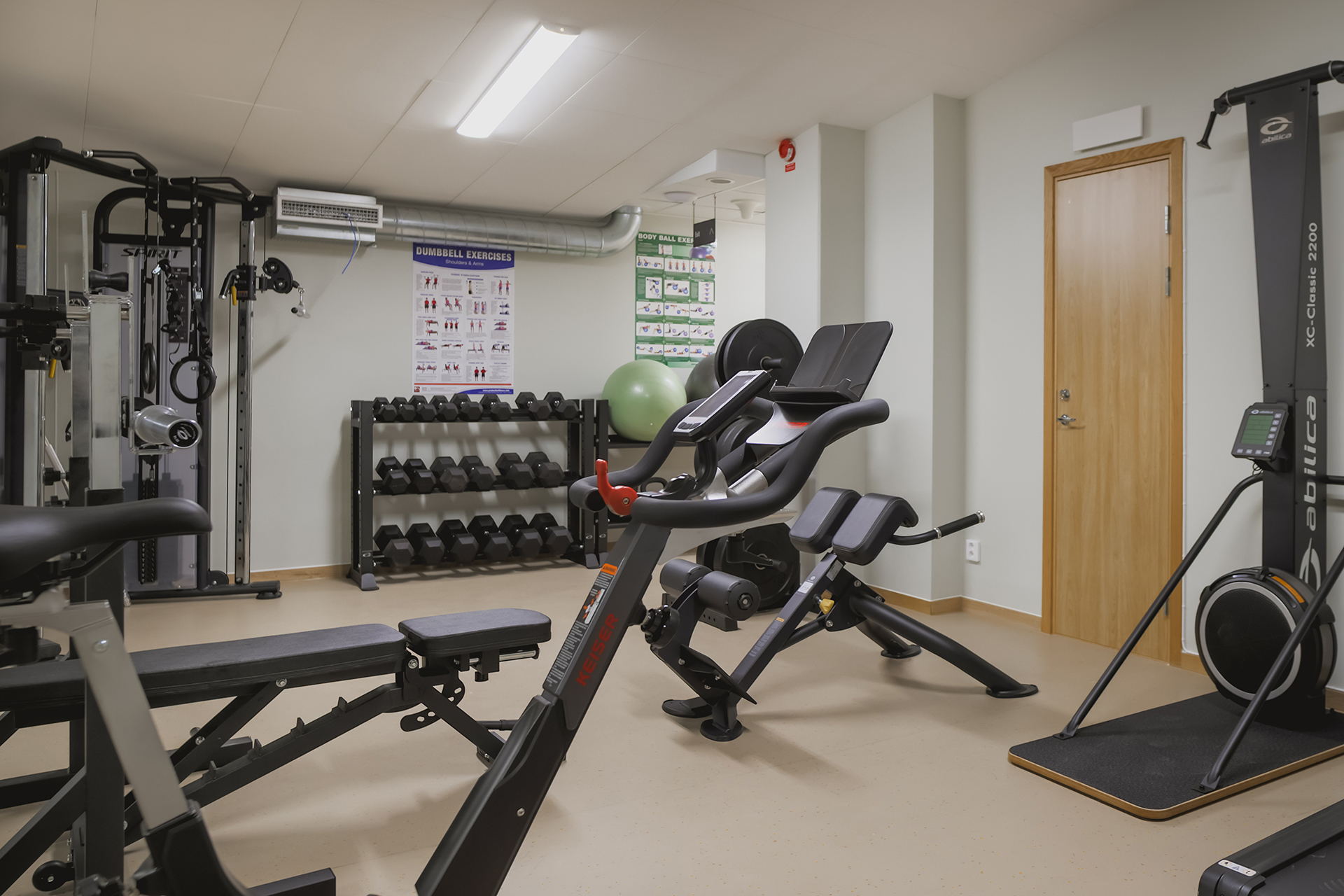 Hotellets gym med maskiner och vikter