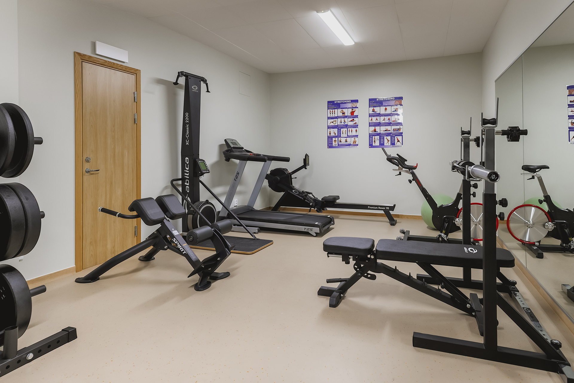 Hotellets gym med maskiner och vikter