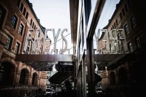 Skylt vid entre på Freys Hotel