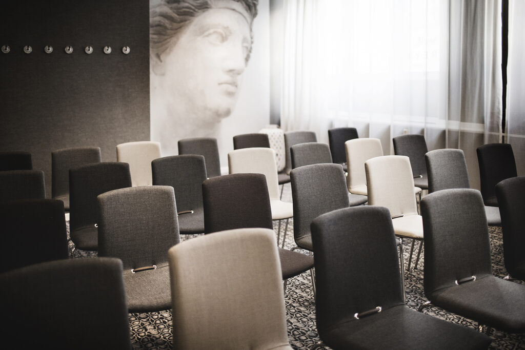 Konferensrum med biosittning