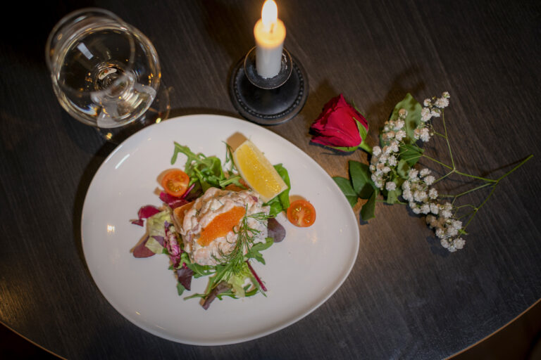 Toast Skagen och ett glas vitt vin