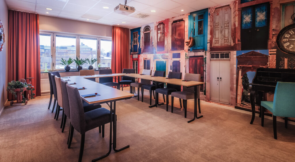 Konferenslokal i u-sittning med generöst ljusinsläpp