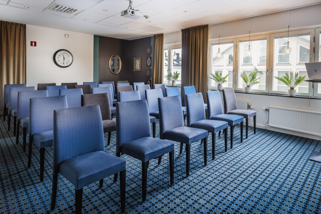 Konferenslokal i biositting med generöst ljusinsläpp