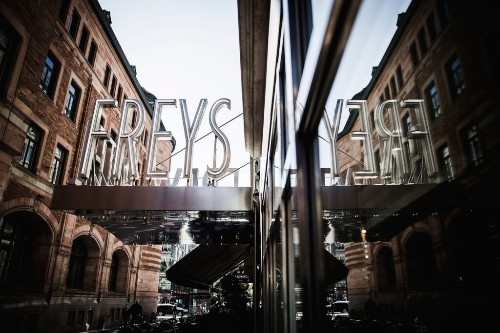 Hotellets entré och skylt